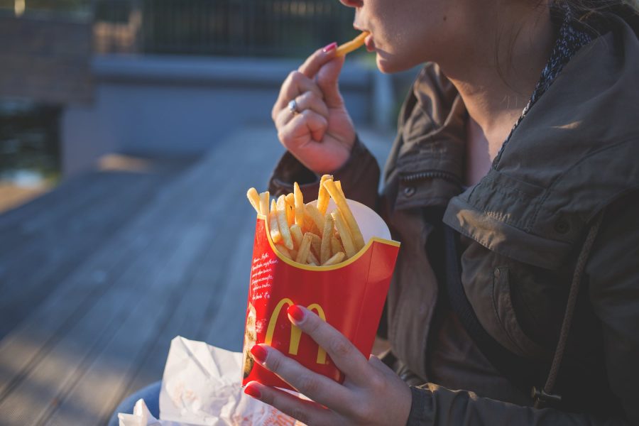 https%3A%2F%2Fwww.pexels.com%2Fphoto%2Fwoman-in-brown-classic-trench-coat-eating-mcdo-fries-during-daytime-139681%2F